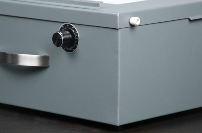 กล่องไฟสีมาตรฐาน 3nh CC3100 ที่มีอุณหภูมิสี 300,000K สำหรับการใช้แผนภูมิทดสอบการส่งสัญญาณของกล้อง